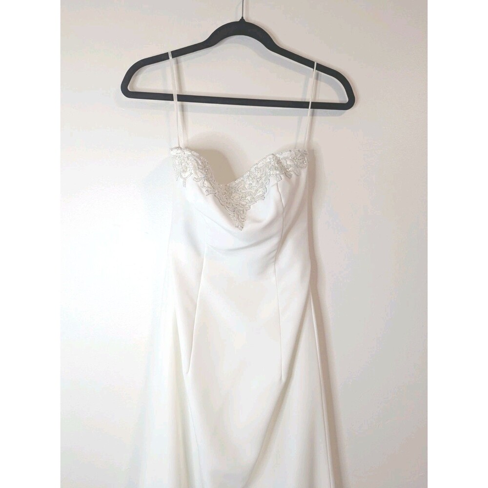 Elegant White Spaghetti Strap Wedding Dress with Lace Trim